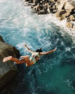 woman jumped from the cliff